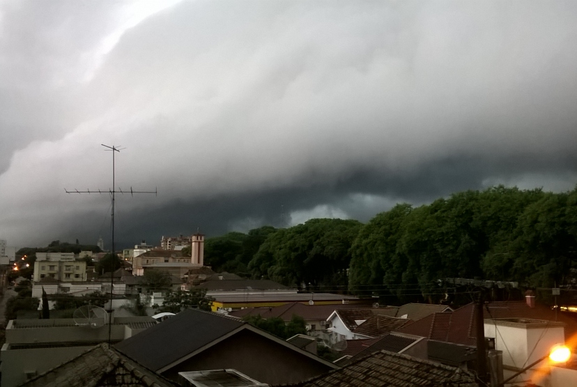 RS tem dois alertas do Inmet para temporais até terça-feira
