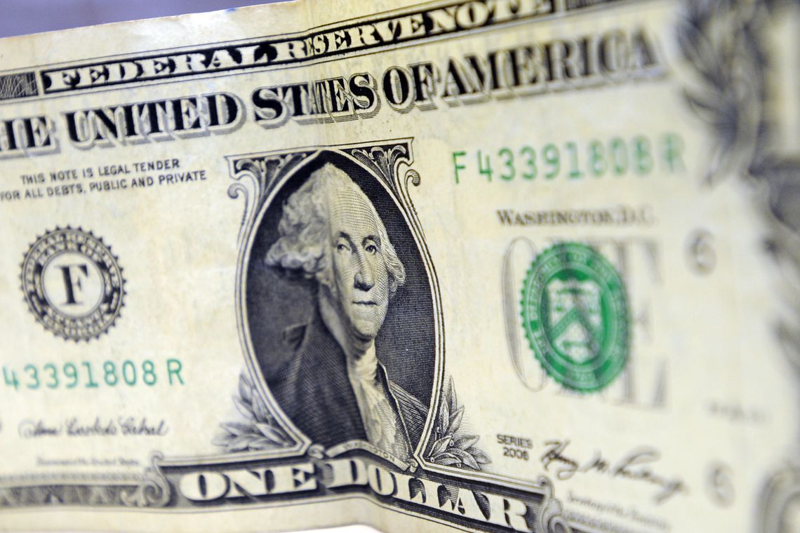 Com terceira queda seguida, dólar fecha cotado a R$ 4,80