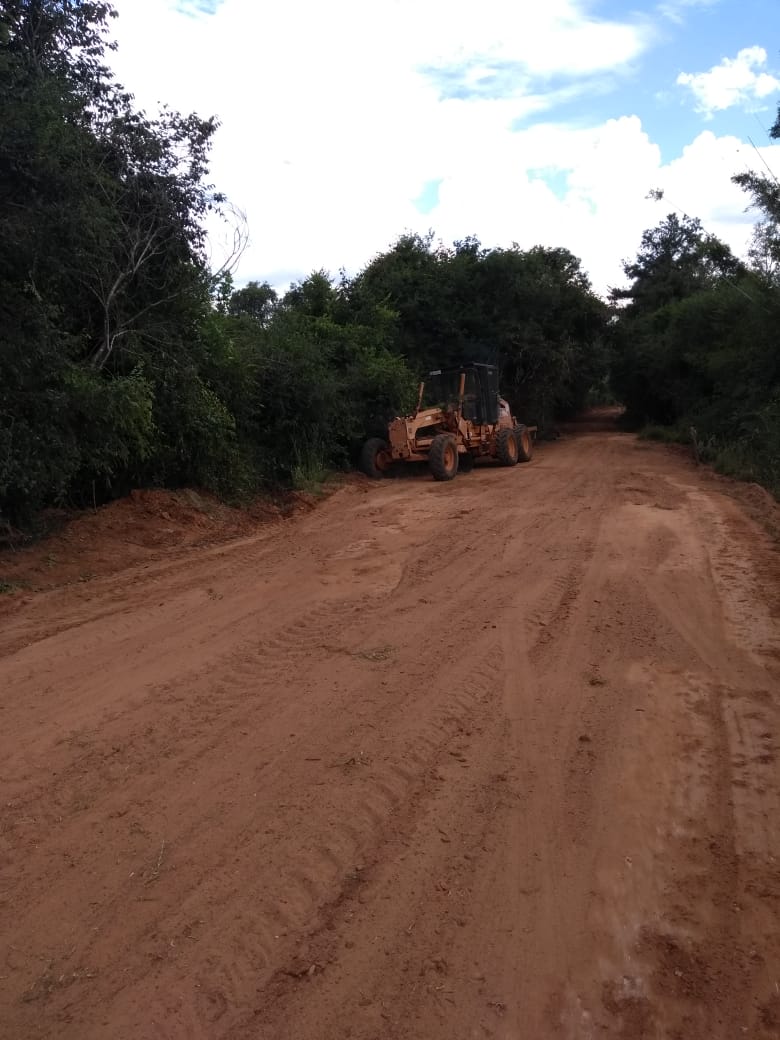 Secretaria Desenvolvimento Rural recupera estradas da região do Irapuá