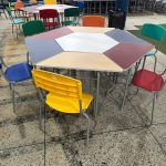 Mais 65 conjuntos de classes e cadeiras chegam às escolas municipais