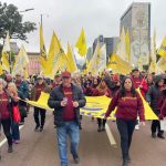 Servidores estaduais protestam por reajuste salarial em Porto Alegre