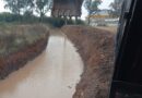 Secretaria realiza limpeza e alargamento de vala na Vila Piquiri para prevenir alagamentos