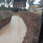 Secretaria realiza limpeza e alargamento de vala na Vila Piquiri para prevenir alagamentos